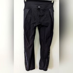 Alo Yoga Black Cropped Leggings With Cutout Mesh Panels Beige Lining XS